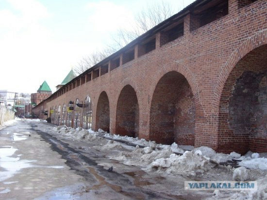  9 октября 2011 г. Удалось выяснить, что там с "воротами невеликими". Плохо дело. Навесили железную дверь, как себе в гараж.-15