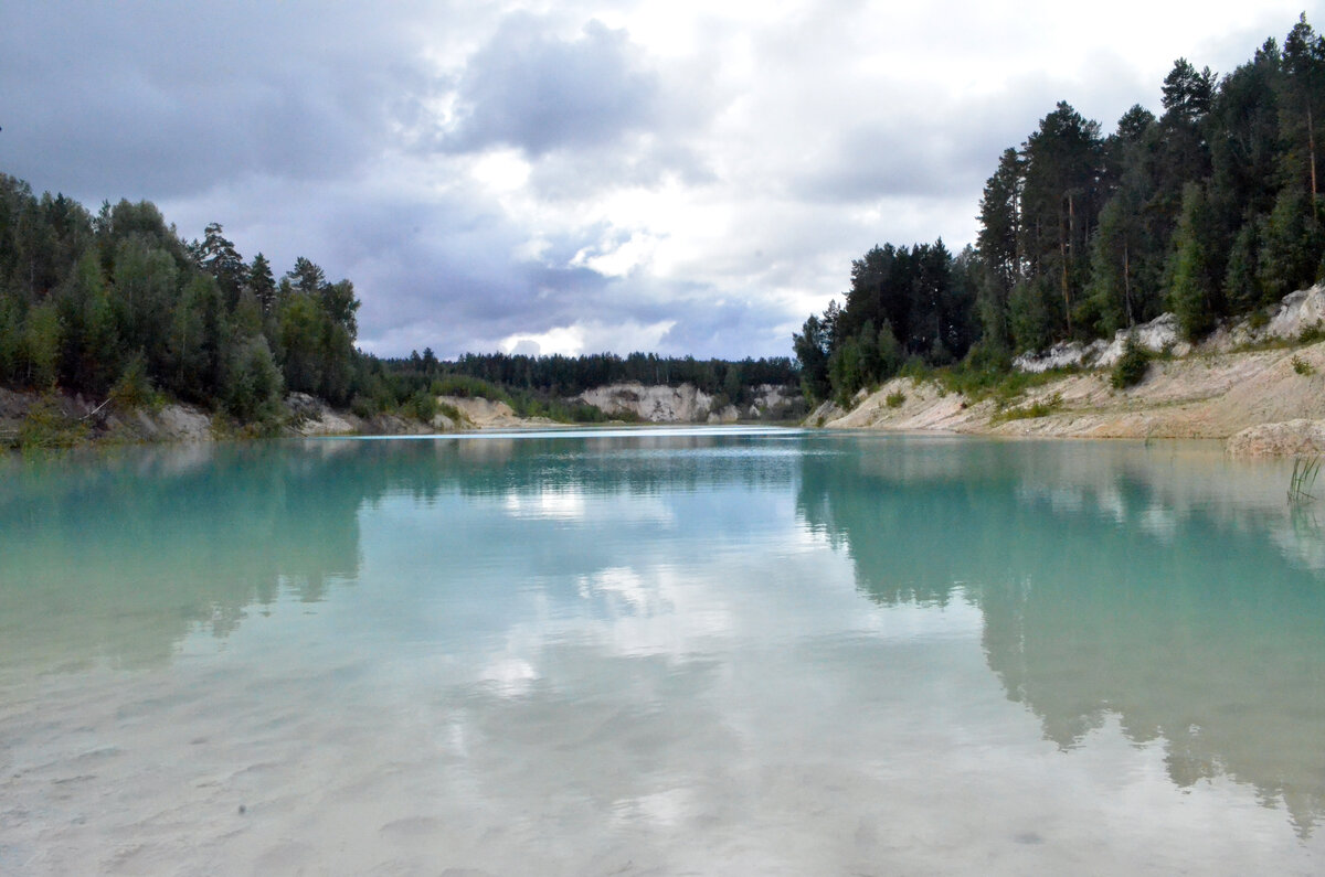 А на дне как будто песок. Но это неправда.