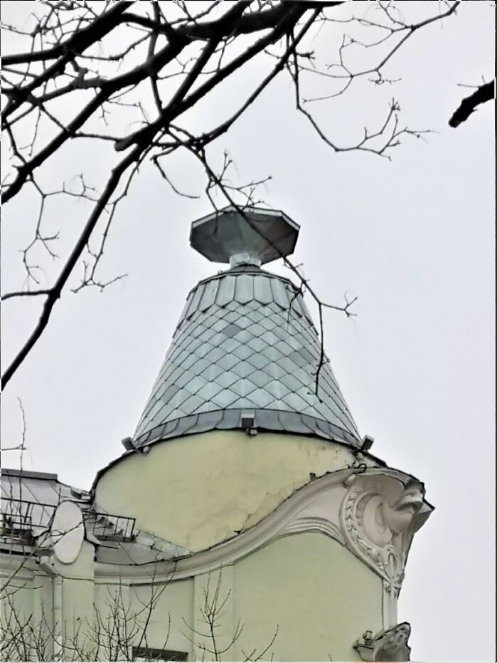 Перевернутая рюмка на крыше