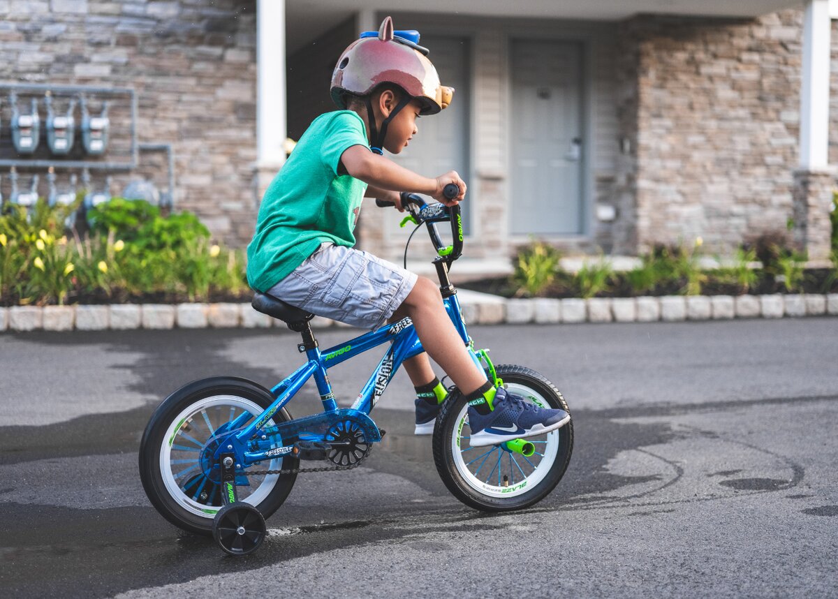  Велосипед может стать прекрасным другом для любого ребенка. Катание на байке помогает детям выплеснуть накопившуюся энергию и прививает любовь к здоровому образу жизни.-2
