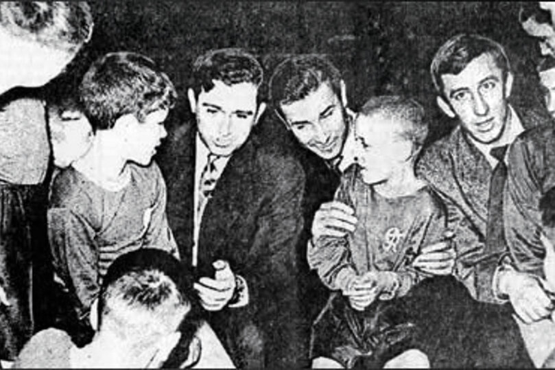 МАЛЕНЬКИЙ МИША ГЕРШКОВИЧ (В ЦЕНТРЕ) НА КОЛЕНЯХ У ЛЬВА ЯШИНА.