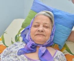 Нина Алексеевна всю жизнь прожила одна. Она инвалид с детства по детскому церебральному параличу. Тем не менее ее знали как активного, общительного и доброжелательного человека. Нине Алексеевне помогал соцработник, но когда она перестала себя обслуживать, забили тревогу. У Нины Алексеевны не было ни своего жилья, ни того, кто мог бы ухаживать за ней в таком состоянии.