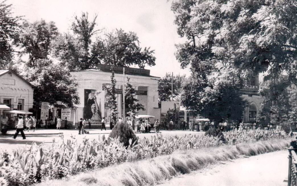 Владимир: 29/08/2010 в 21:02
Спасибо за воспоминания. Я вырос недалеко от «парчка» как мы называли Парк Горького и всё детство и юность связаны у меня с ним. Очень больно, что его нет больше. Позвольте и мне лепту внести и кое-что уточнить. Во- первых до Бахора, было здание авиционного техникума. Рядом с Бахором(между техникумом и рестораном) были ворота в парк и слева ещё одна карусель. А если пройти чуть дальше, справа была танцплощадка летняя с эстрадой, где в 68, 69-м году играли рок-группы (Синхрон, Киберги и т.д). Следующие ворота были не доходя до музея. А вот летний театр находился, справа как входишь в эти ворота, а слева было летнее кафе. А вот там где на вашей схеме летний театр, была игротека, там можно было взять настольные игры и тм же по-моему стояло несколько теннисных столов. В настольный теннис также играли недалеко от Дворца Митрофанова. В начале 60-х в игротеку приходил один чудак, который коллекционировал игрушки и приносил часть своей коллекции и демонстрировал её всем желающим. Там были танцующие медведи, прыгающие обезьяны, поющие птицы и мы детвора смотрели на это сказочное богатство разинув рты. это из св. простр.