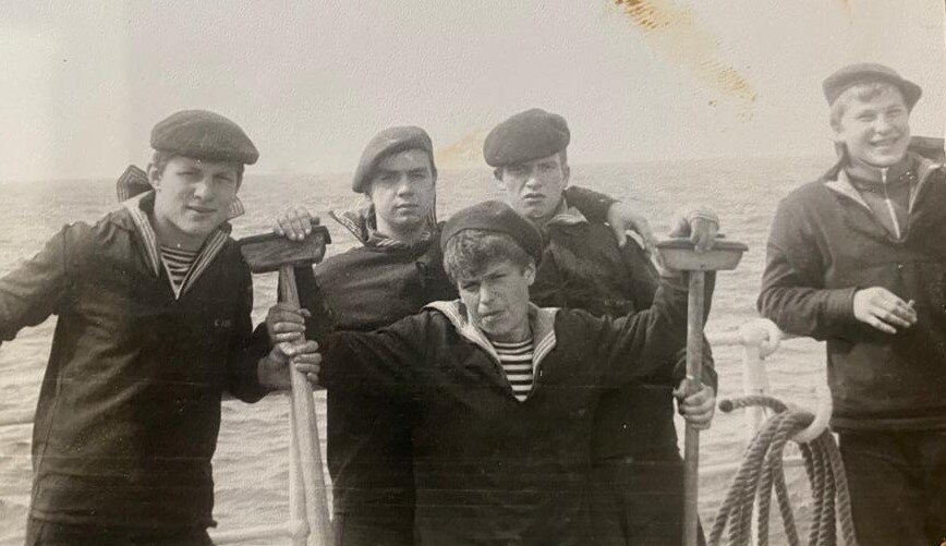 1984 год. Сергей Большов второй справа в окружении друзей: Андрея Юрченкова, Володи Щербовича, Сергея Горбарова и Игоря Логинова.