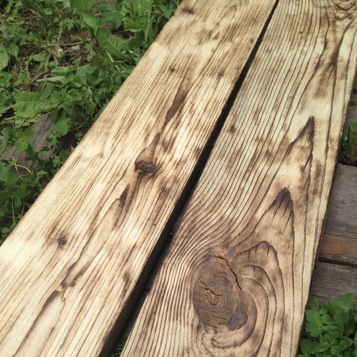 Нашла несколько досок подходящего размера, обожгла, брашировала и вышли отличные основы для формы. Осталось добавила борта из ОСБ, смазать отработанным машинным маслом, что бы форм хватило на дольше и что бы бетон легче отходил. 