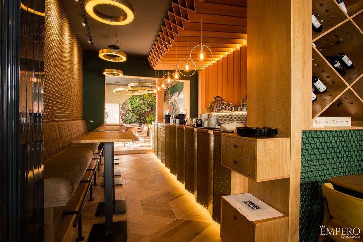 Плитка под дерево APE Ceramica в дизайне закусочной «Zucca City Bistro»