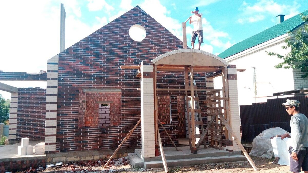 Возведение фронтона под кровлю и фронтона террасы. 