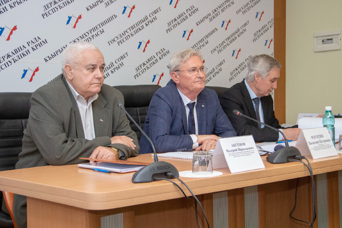 В. Аксёнов, В. Рогатин, Э. Гафаров на заседании комитета