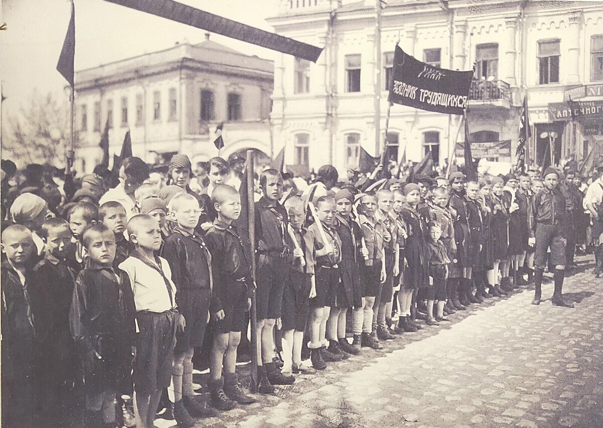 Пионерский отряд слободы Михайловской в 1935 году. Фото из фондов Волгоградского областного краеведческого музея 