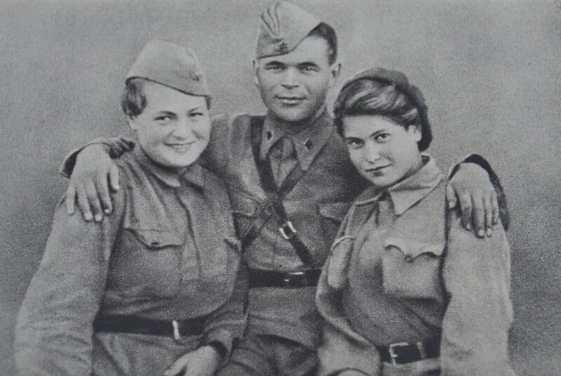 Гуля (слева) со своими фронтовыми товарищами, 7 ноября 1942 год