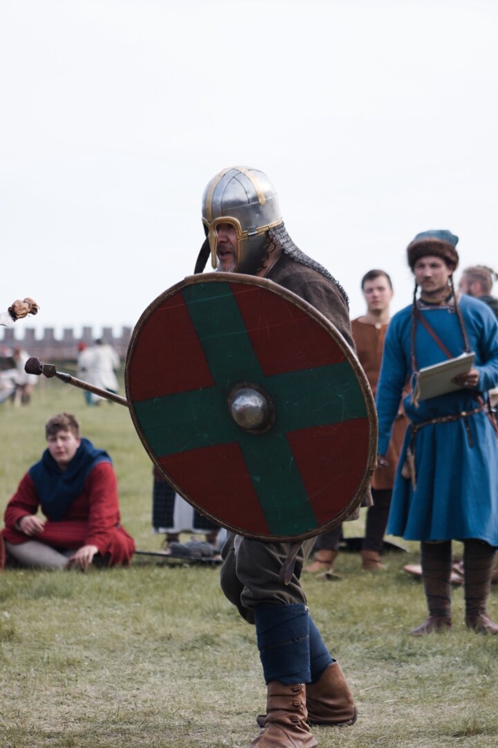 Самое распространенное оружие раннего средневековья. Щит и копье.