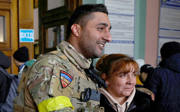 Маменька с сынком. Бен Грант (Фото: Kai Pfaffenbach / Reuters) rbc.ru