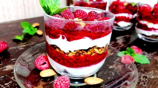 творожный десерт в стакане с ягодами и мятой