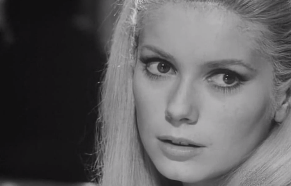 Катрин Денёв в роли девушки героя (Лори)