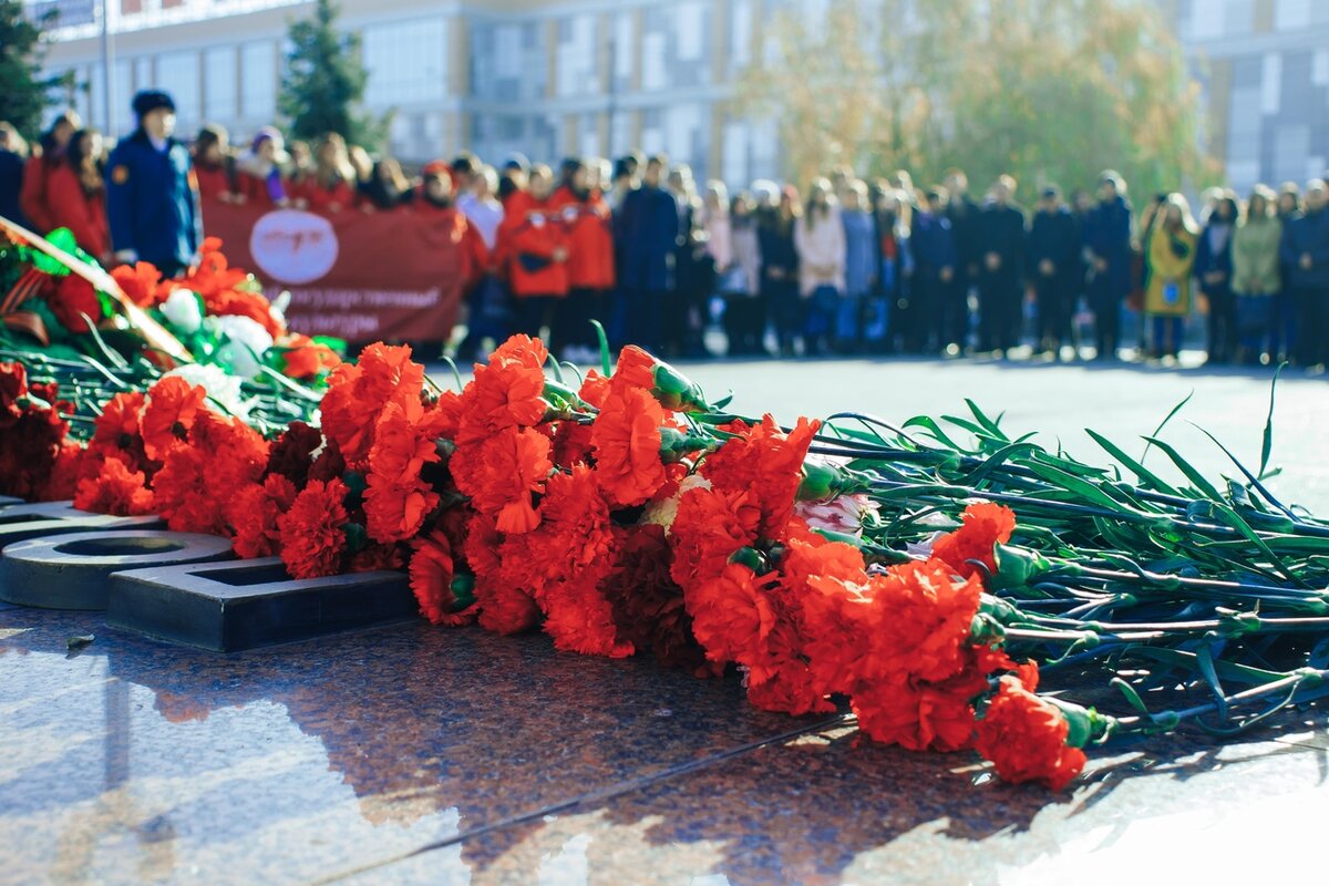 Картинка дети возлагают цветы к памятнику