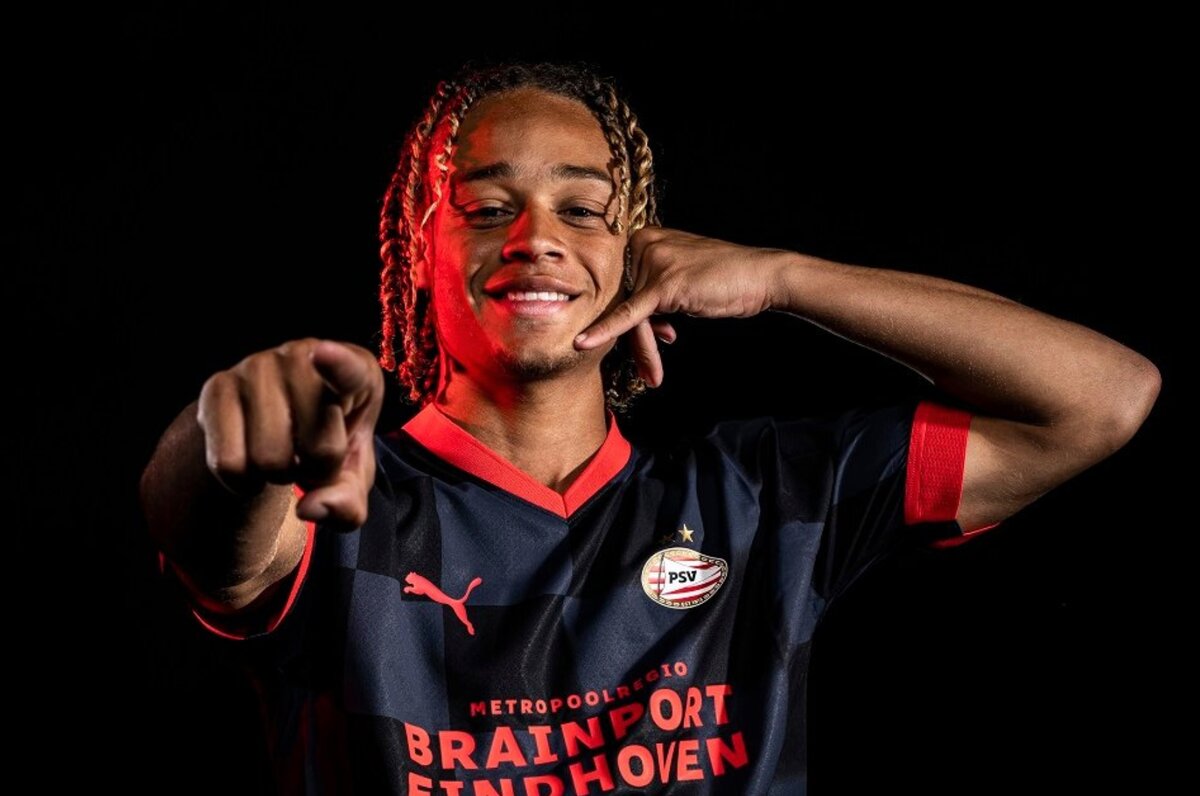 Хави Симонс перешел в ПСВ