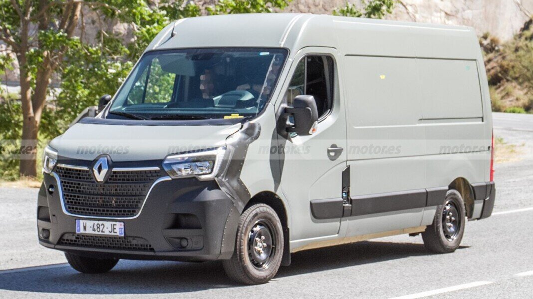 Тестовый прототип Renault Master 2024