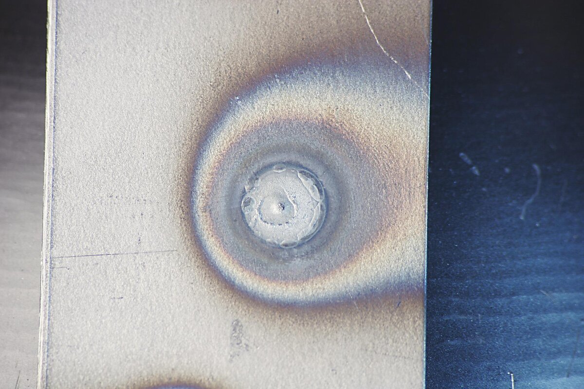 Вот такой результат получается, если варить обычными средствами. При использовании новой технологии температурные деформации отсутствуют. Даже тонкий лист остаётся ровным, без цветов побежалости.