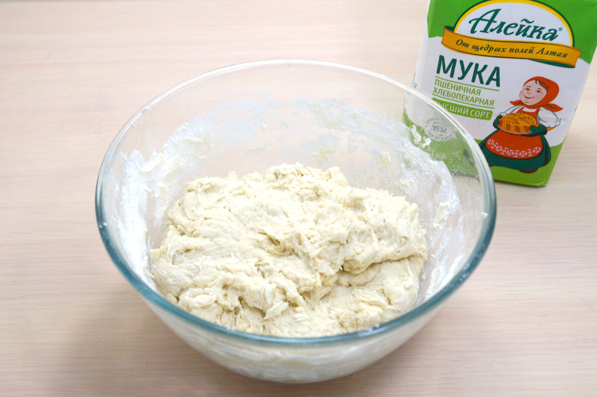 Добавить 350 грамм муки ТМ «Алейка», от щедрых полей Алтая. Замесить тесто. Накрыть миску с тестом пищевой пленкой и оставить тесто на 15-20 минут.