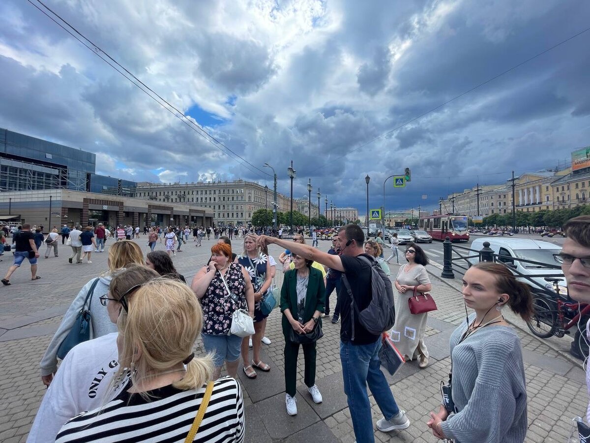 Началась экскурсия "Петербург Достоевского". Тучи над головой напрягают, но не пугают. Пришли все. Забегая вперед скажу, что ливнем нас накроет, т.к. наш маршрут лежит именно под тучи.
