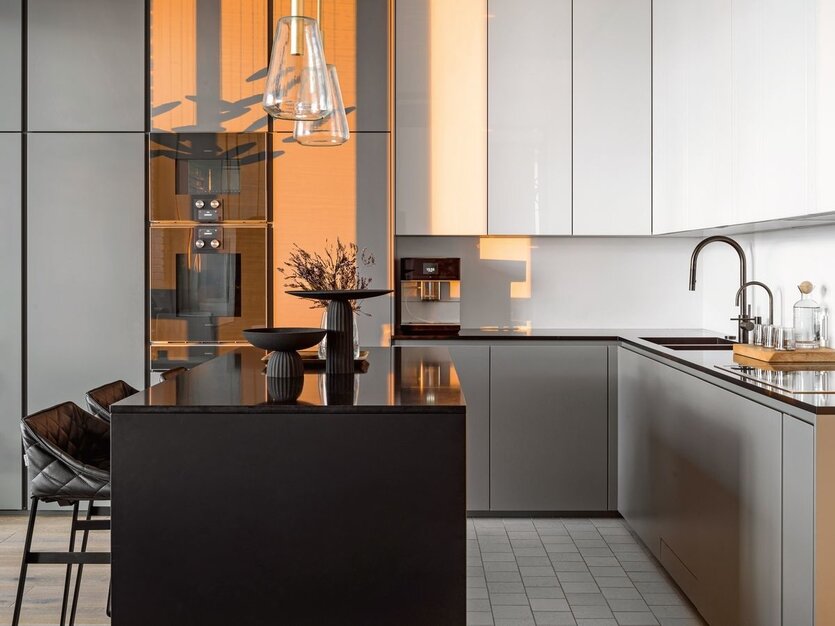 Зона кухни. Под барной стойкой установлена микроволновая печь, чтобы дети приучались к самостоятельности и могли сами пользоваться микроволновкой. Кухня, MK Cucine. Кухонная техника, Gaggenau. Барные стулья, Studio Piet Boon. Подвесные светильники, Handle Studio.