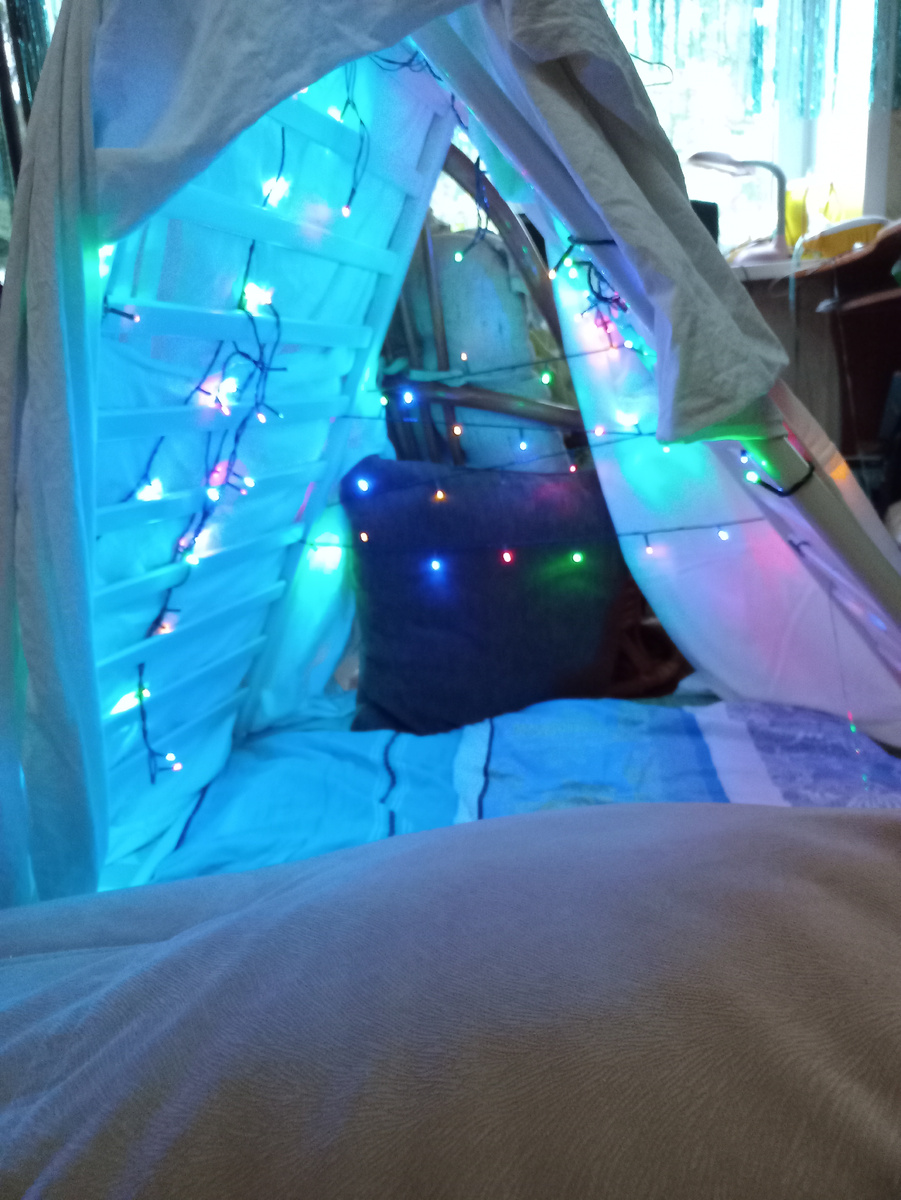 Детский шалаш из старой кроватки, пододеяльников и подушек