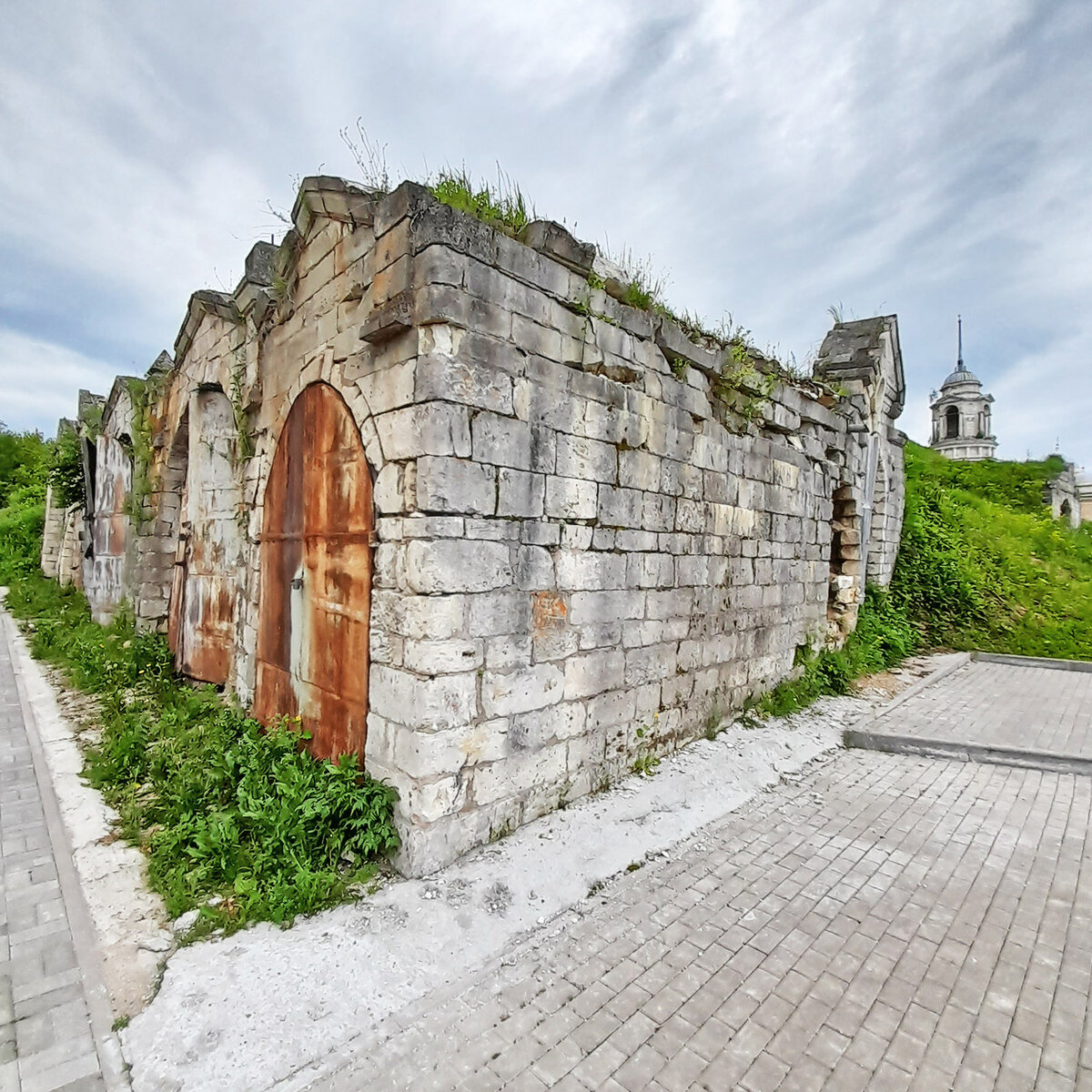 Старицкие кузницы построены из того самого легендарного белого камня. 