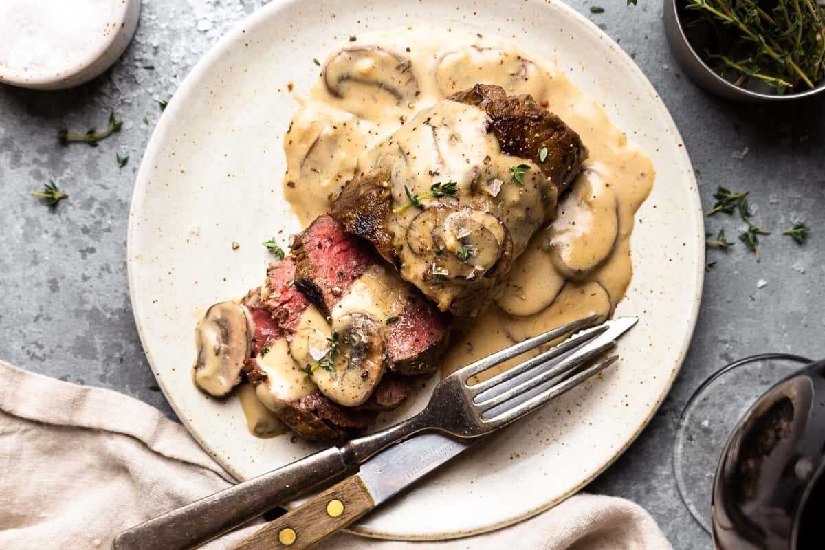 Филе северного оленя под дюксельским соусом. Количество порций: 1. Время приготовления: 20-30 минут