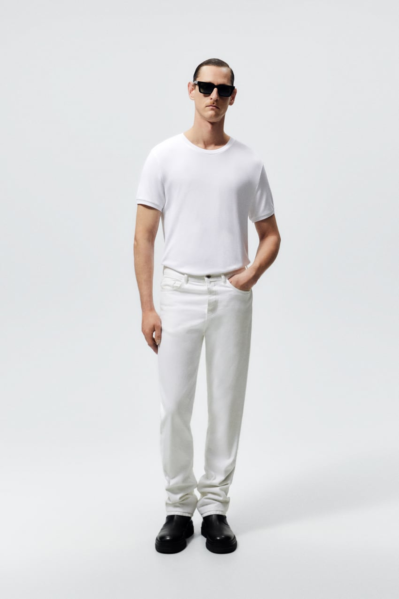 Черные аксессуары с белыми вещами в образе от ZARA https://www.zara.com/ru/ru/футболка-p04231496.html?v1=179647735&v2=2113240