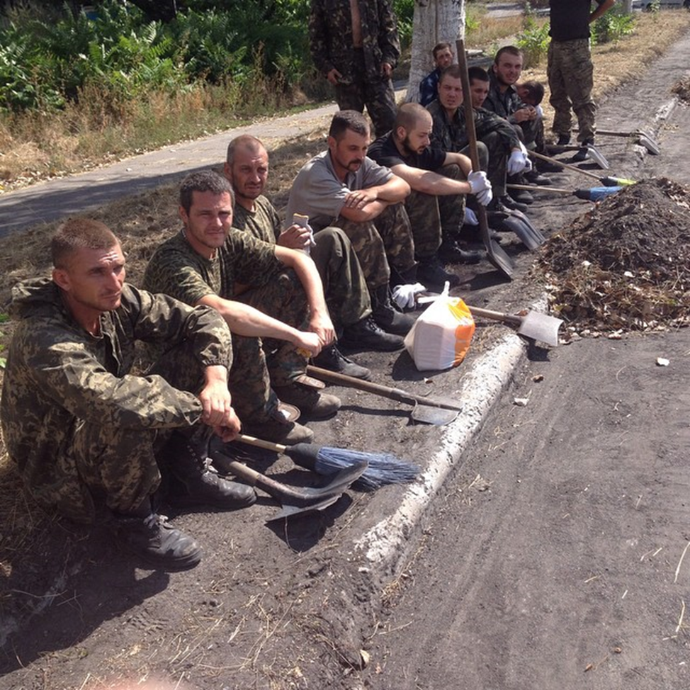 Укропы в плену. Украинские каратели 2014. Пленные украинские солдаты.