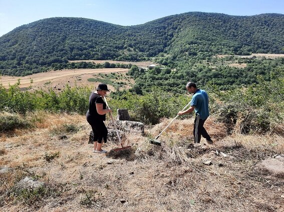 При очистке территории древнего монастырского комплекса Бри Ехци в Нагорном Карабахе (Арцахе) были обнаружены старинные Хачкар и надгробие.