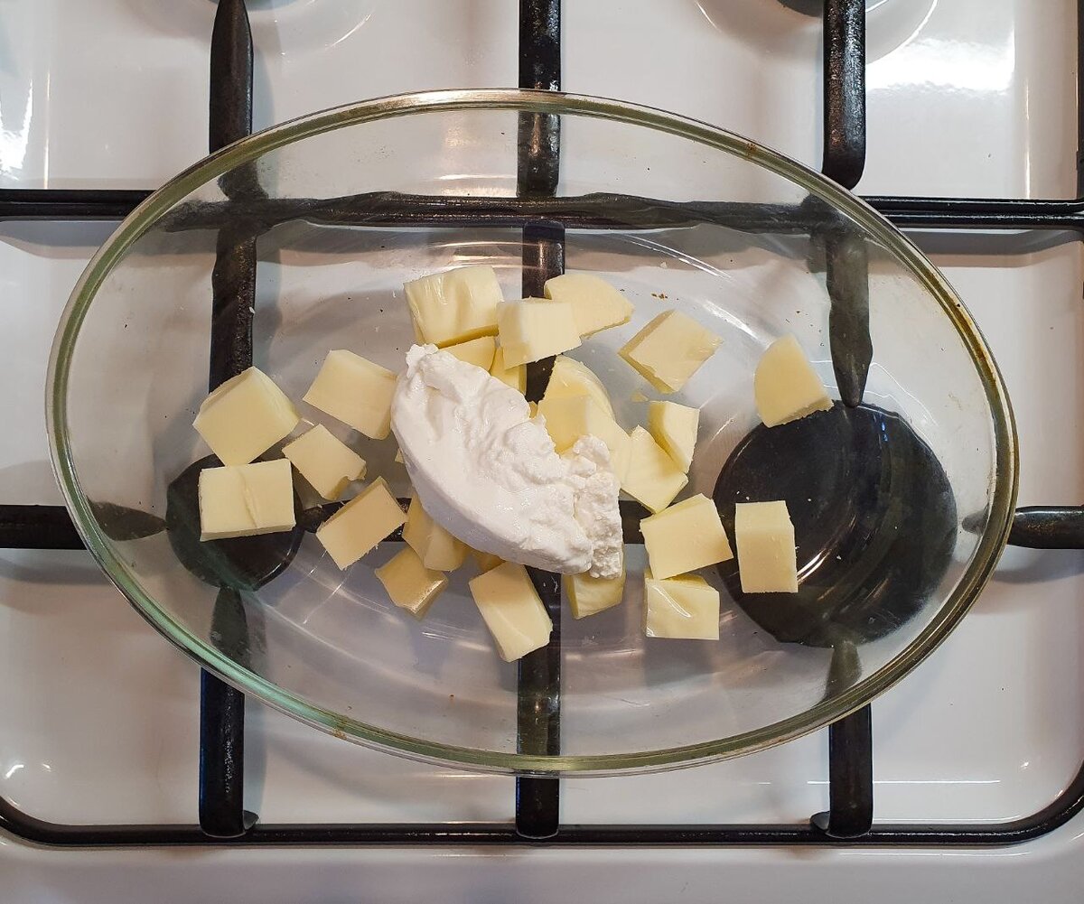 1. Нам нужно растопить моцареллу и рикотту. Для этого режем моцареллу мелкими кубиками и в духовку вместе с рикоттой. Около 100 градусов, по времени смотрите сами. Лучше постепенно повышать температуру, чтобы не образовалась корочка. Мы же не хотим комочков в тесте :)