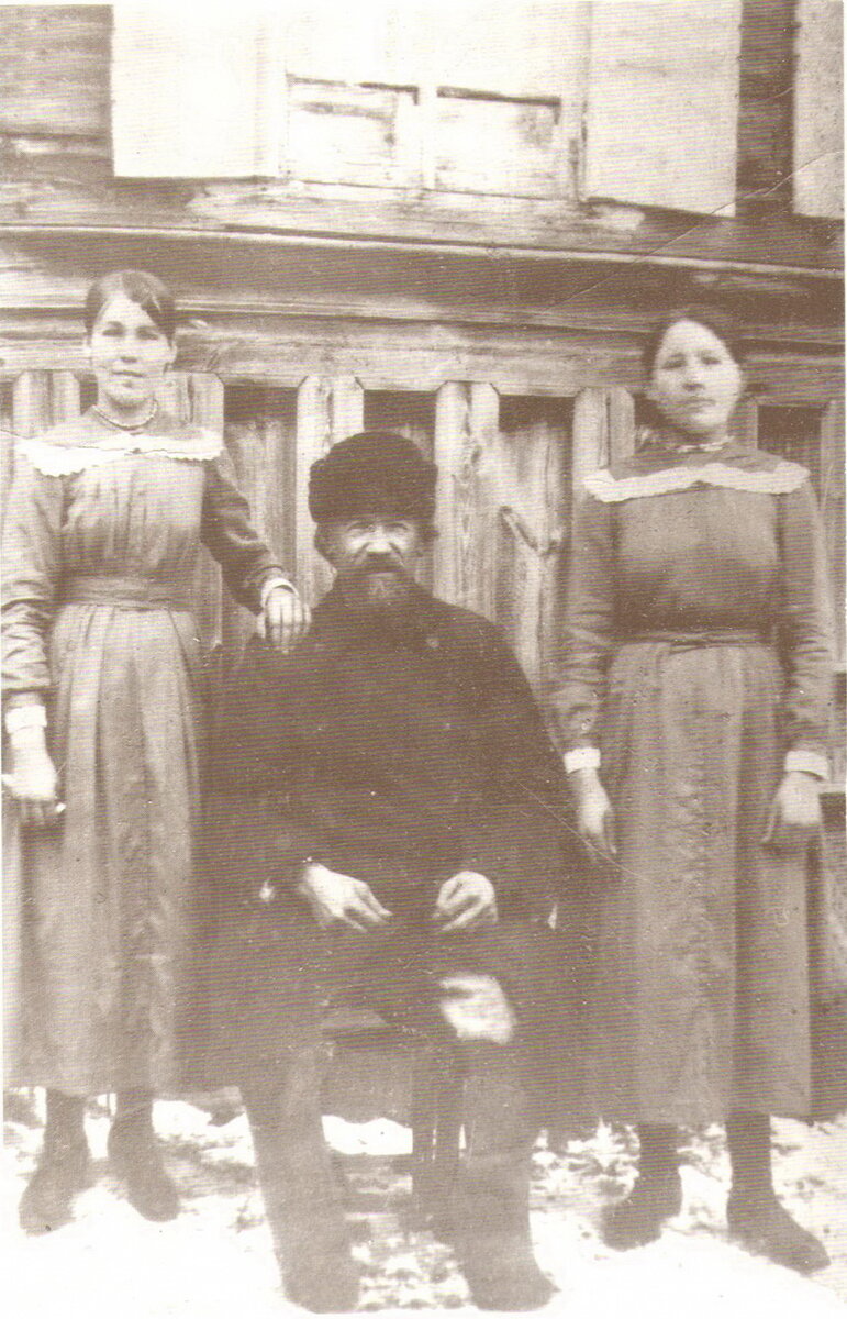 Дедушка по отцу Степан Иванович Лемешев с дочерьми Анисьей и Пелагеей, 1900 год.