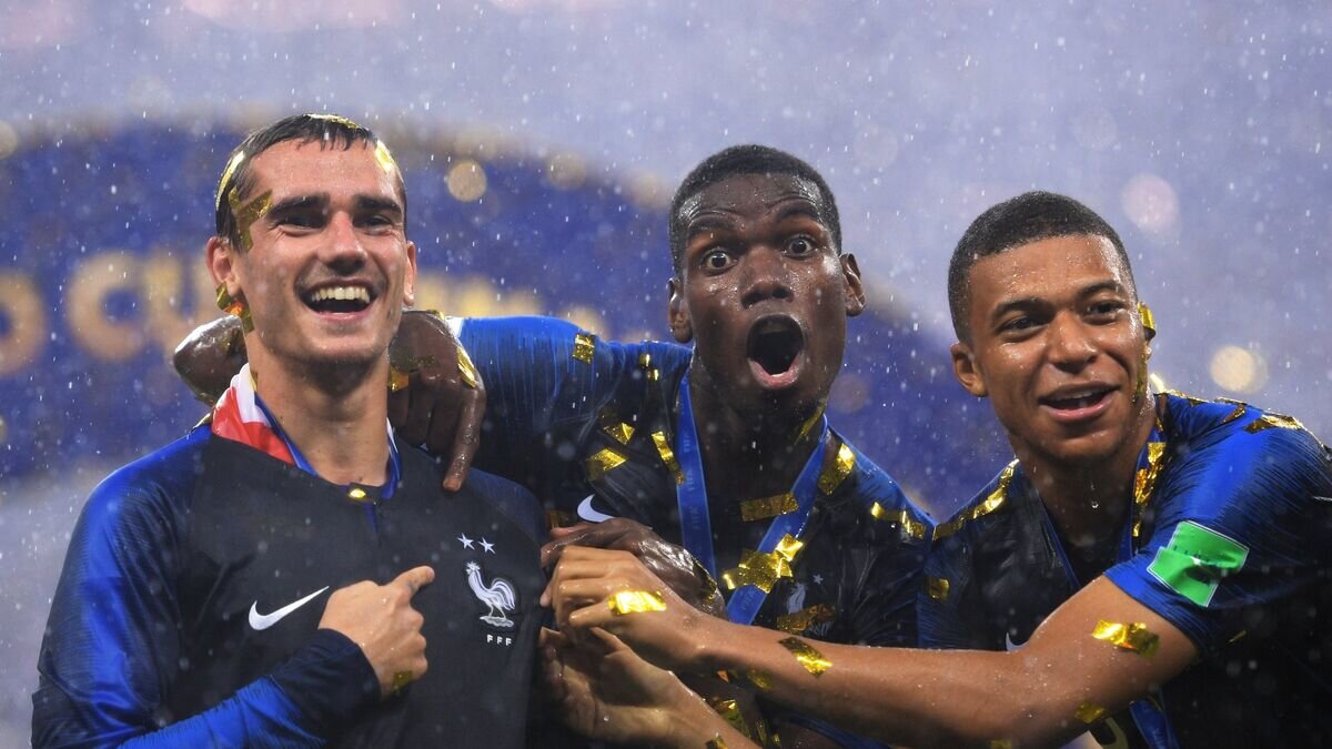    Футболисты сборной Франции Антуан Гризманн, Поль Погба и Килиан Мбаппе (слева направо)© РИА Новости / Алексей Филиппов