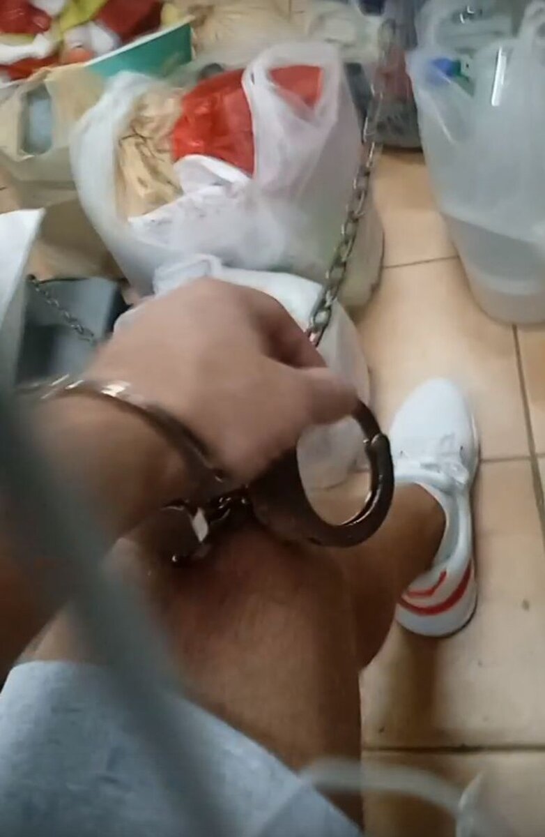     На новосибирца надели наручники. Фото: стоп-кадр с видео «ВКонтакте».