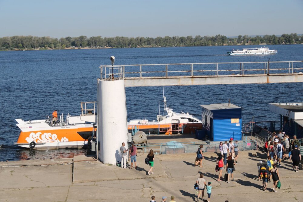 Быстроходное судно "Валдай" у причала речного вокзала "Самара".