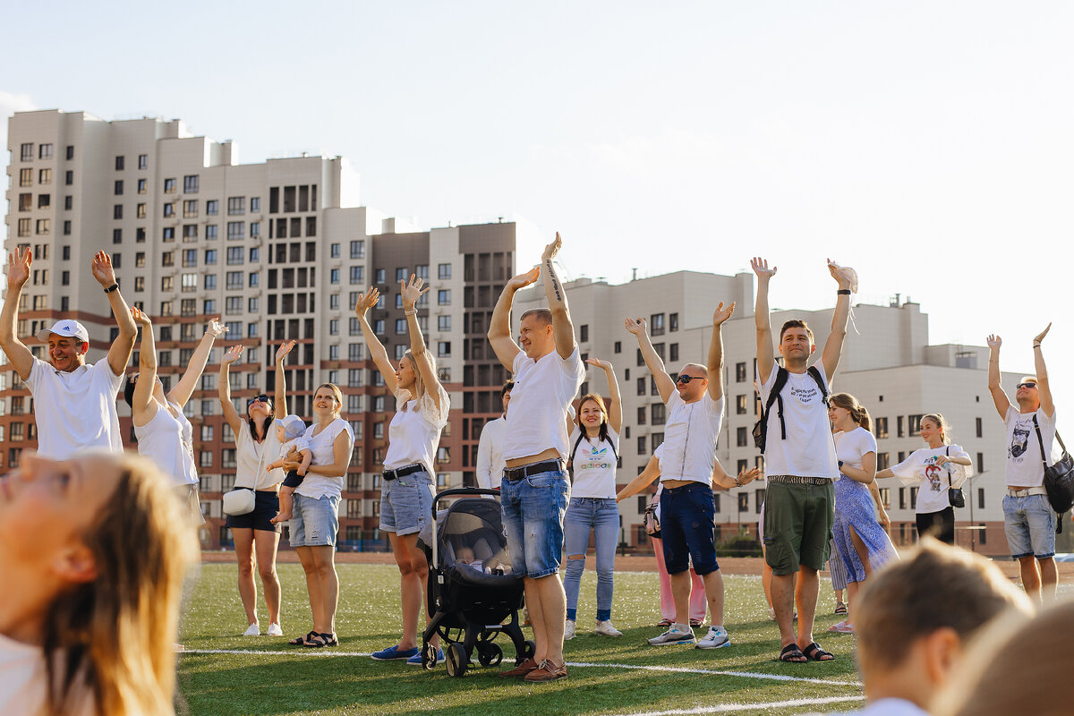 Участие во флешмобе приняли жители и гости микрорайона с детьми.