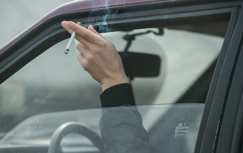 Можно курить в машине. Окно автомобиля. Курит в машине. Рука из окна машины. Мужчина из окна машины.