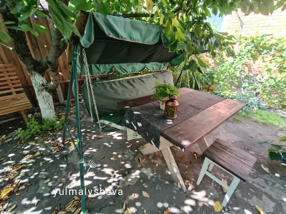 Качели у нас старенькие, потрёпанные жизнью, подлатанные то там, то сям