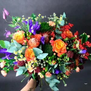  Выбирая  букет, в первую очередь стоит учесть форму композиции. Девушке должно  быть удобно носить в руках цветы на протяжении свидания. Не менее важный  нюанс – выбор растений, которые не завянут без воды за вечер.