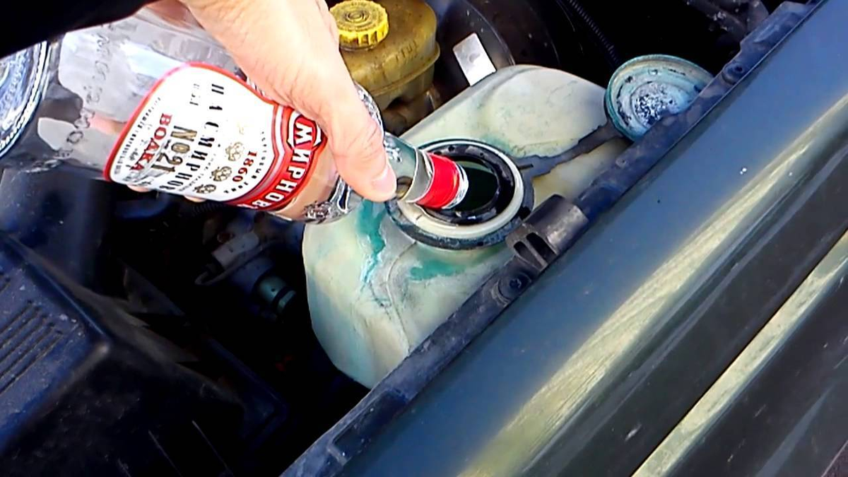Замерзла жидкость в бачке омывателя авто — что делать?