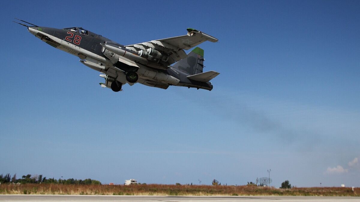    Российский штурмовик Су-25 взлетает с авиабазы Хмеймим в Сирии© РИА Новости / Дмитрий Виноградов