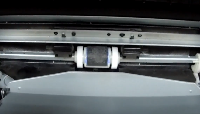 Фото 14. Ролик захвата бумаги сильно загрязнен и изношен