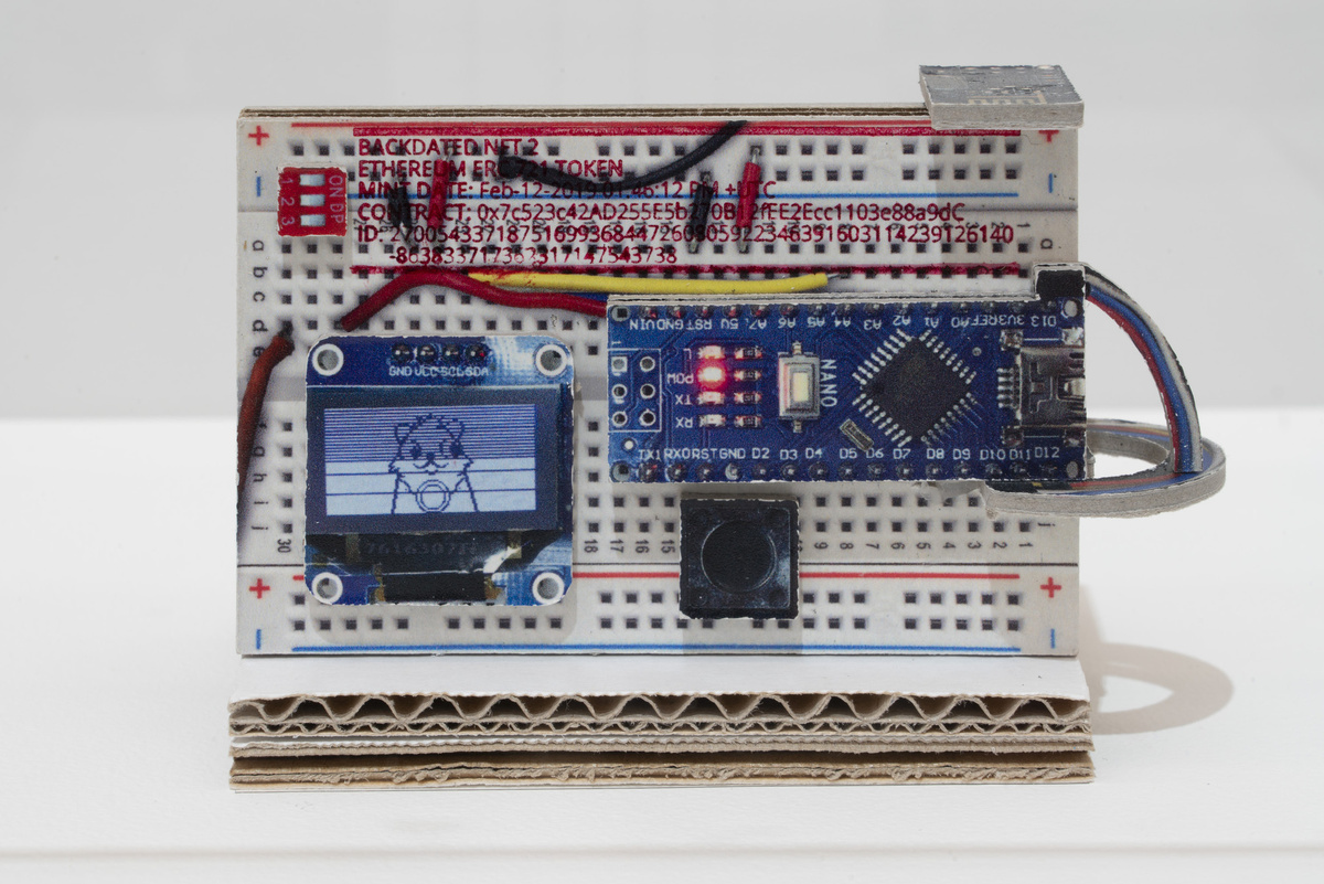 Самон Денни, KriptoKitties Celestial Cyber Dimention Auction Display Replica.2018. Деталь инсталляции Proof of Work.