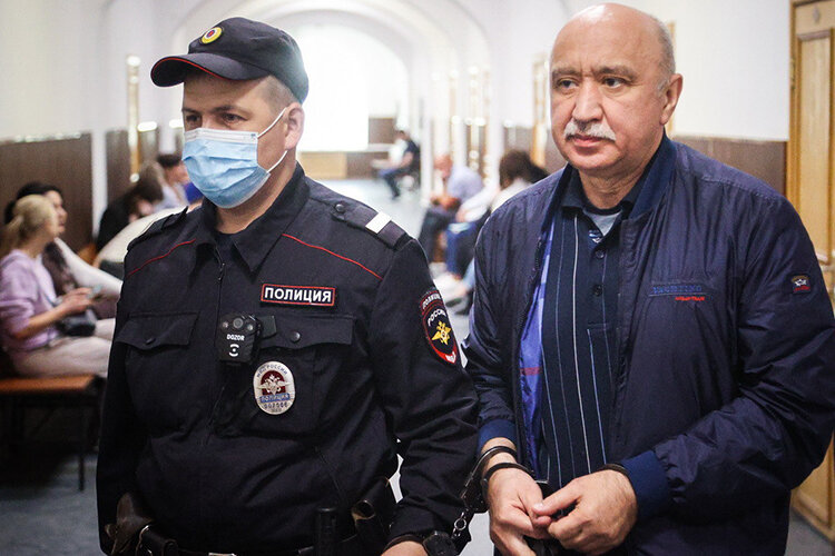    Пока экс-ректор КФУ Ильшат Гафуров, обвиняемый в заказном убийстве,  томится в одной из самых суровых тюрем России, «Кремлевском централе», его дочь открыла свой благотворительный фонд