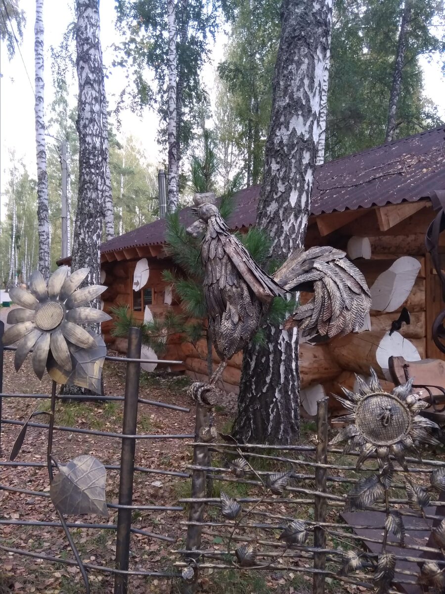Кованый забор с петушком в сельском парке "Околица", с. Зоркальцево. Фото автора 