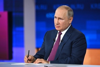    Президент РФ Владимир Путин отвечает на вопросы россиян во время ежегодной специальной программы "Прямая линия с Владимиром Путиным" ©Алексей Никольский РИА Новости