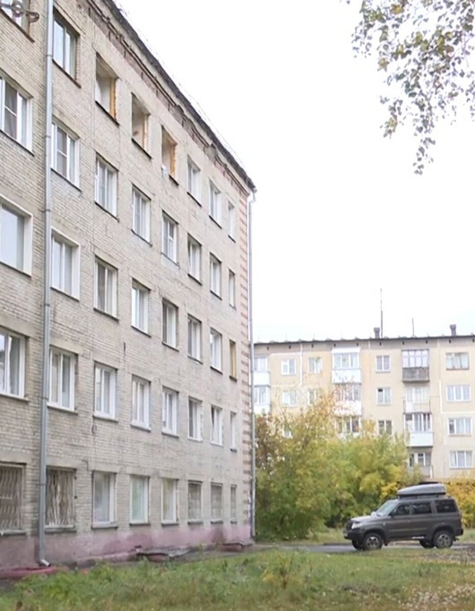     В июле 2022 семья из квартиры съехала. Женщина решила прихватить с собой стеклопакеты. Фото: "Типичная Затулинка" // "ВКонтакте".