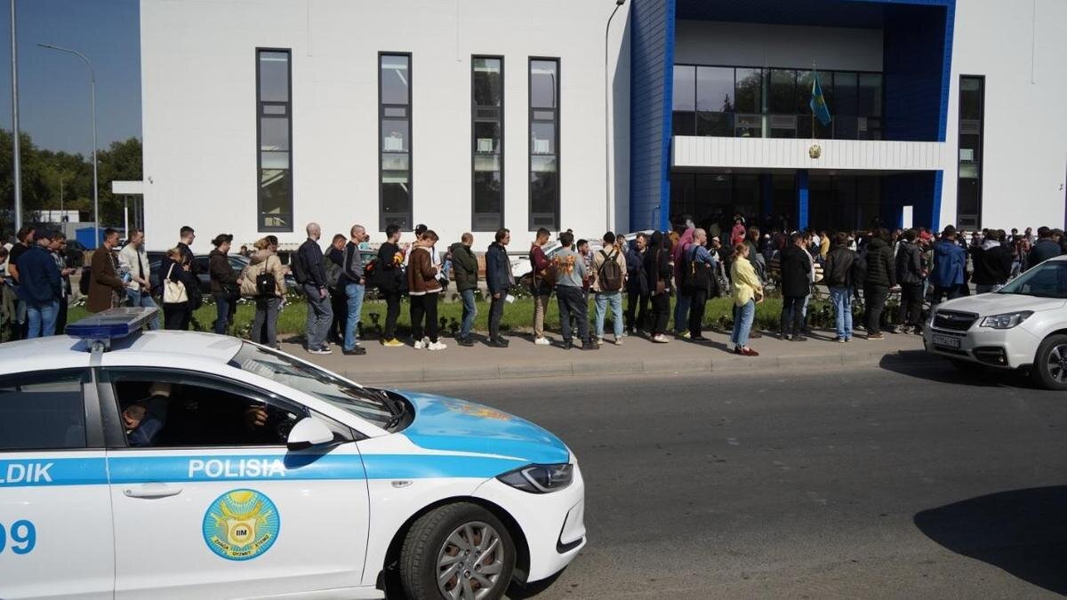    Россияне стоят в очереди в ЦОН в Алматы:NUR.KZ / Владимир Третьяков