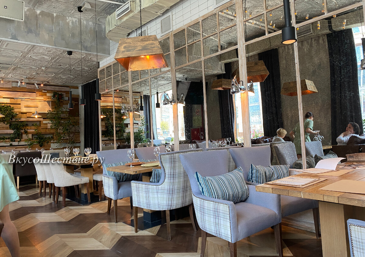 Зал с панорамными окнами